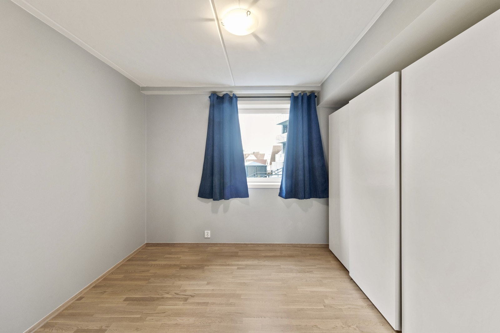 Soverom med garderobeløsning Galleribilde