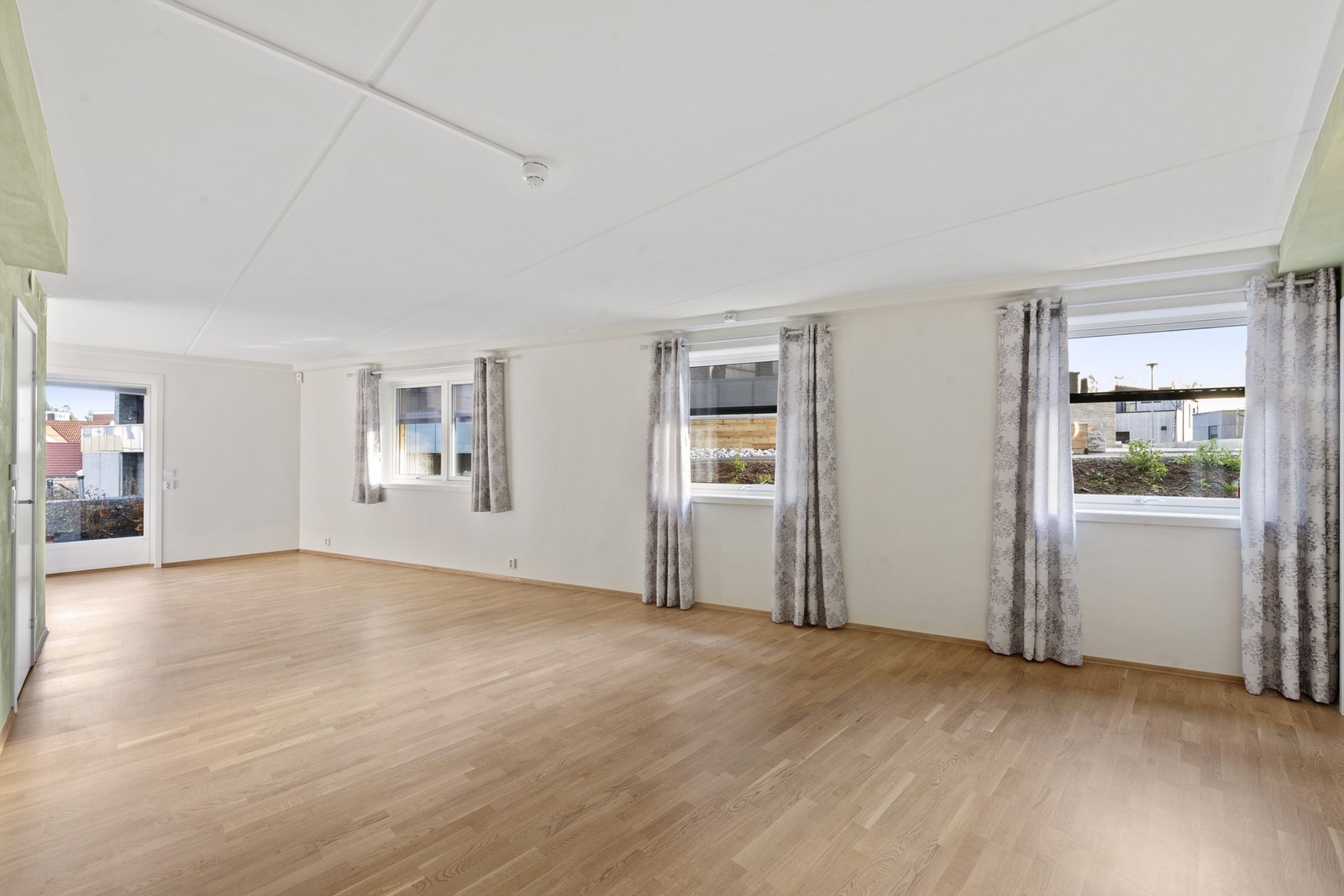 Stuen er av fin størrelse med plass til sittegruppe. Galleribilde