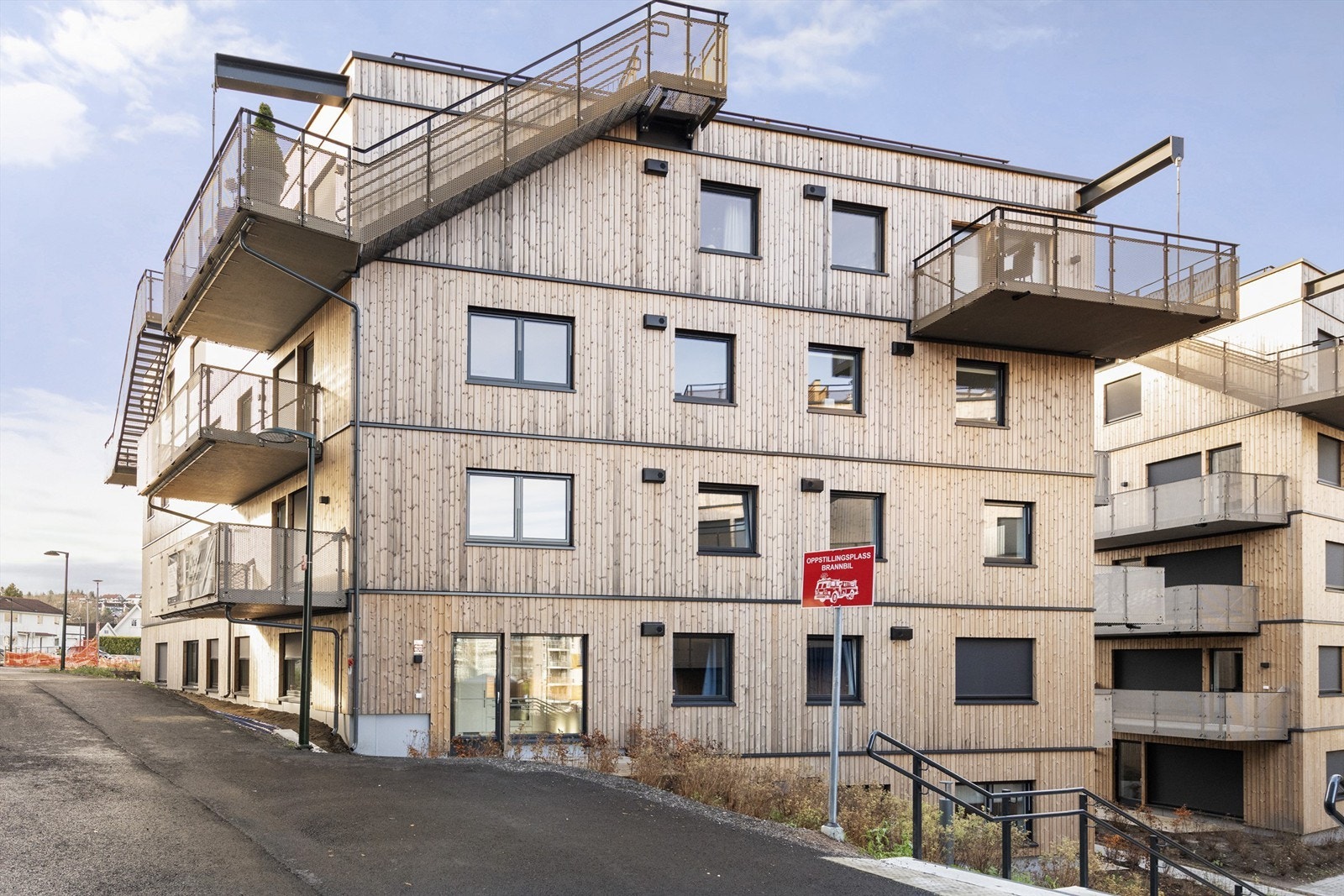 Boligen er beliggende i et sentralt boligområdet på Lørenskog med kort vei til "alt" du trenger. Galleribilde
