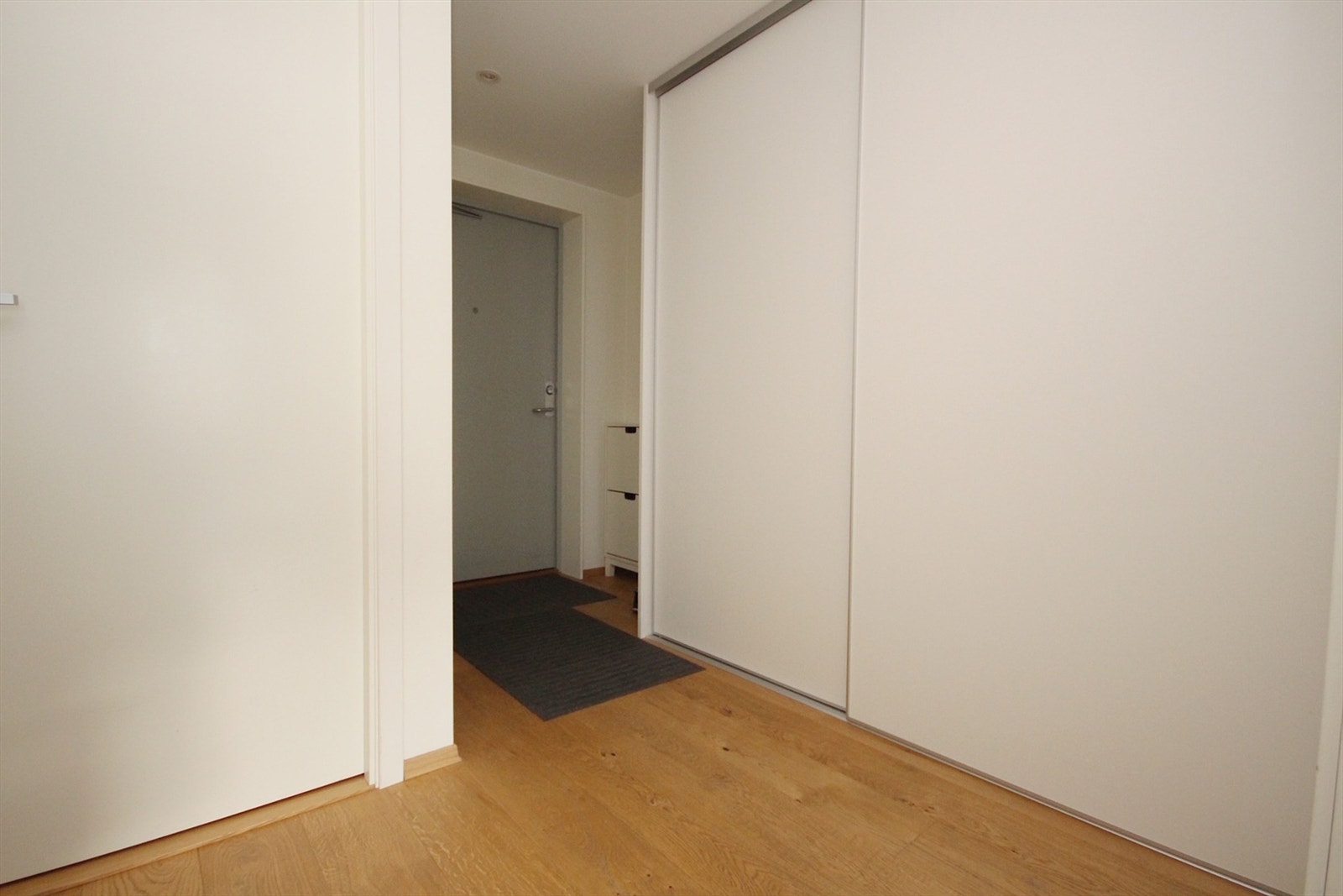 Entrégang med god oppbevaringsplass Galleribilde
