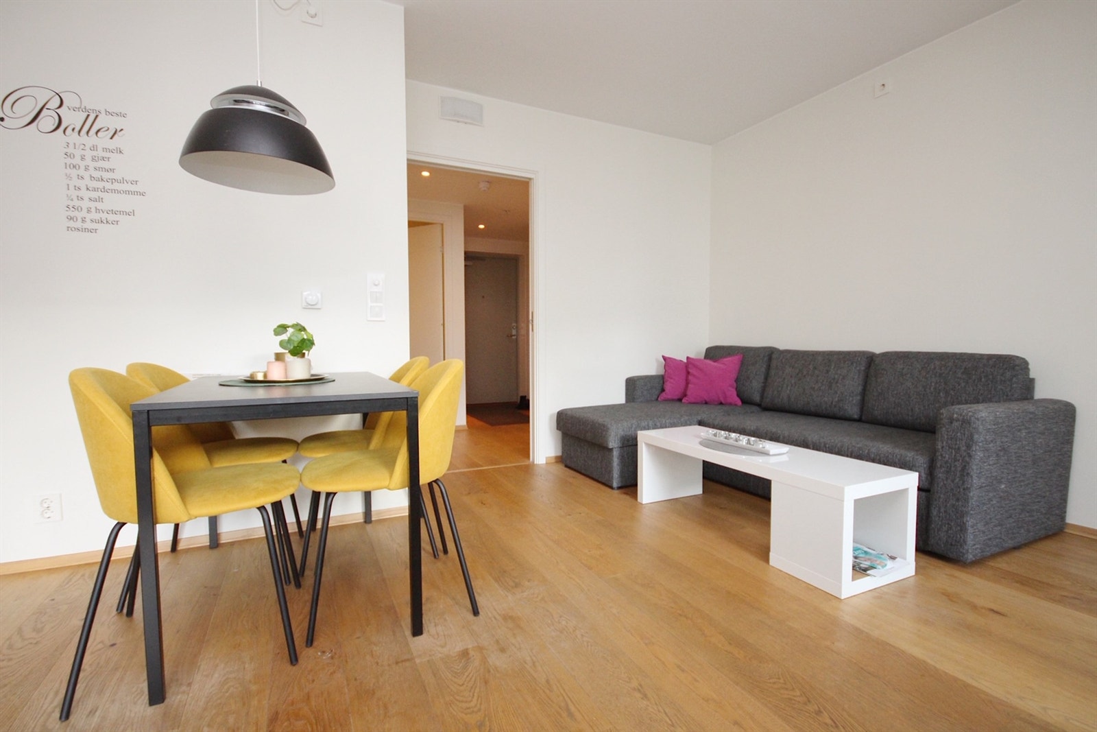 Stuen har god plass til både sofa- og spisegruppe. Sofaen er skiftet ut til en nyere variant Galleribilde
