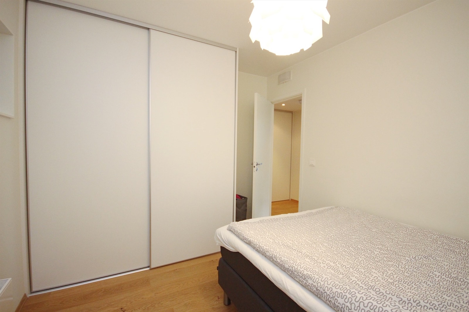 Skyvedørsgarderobe på soverommet Galleribilde