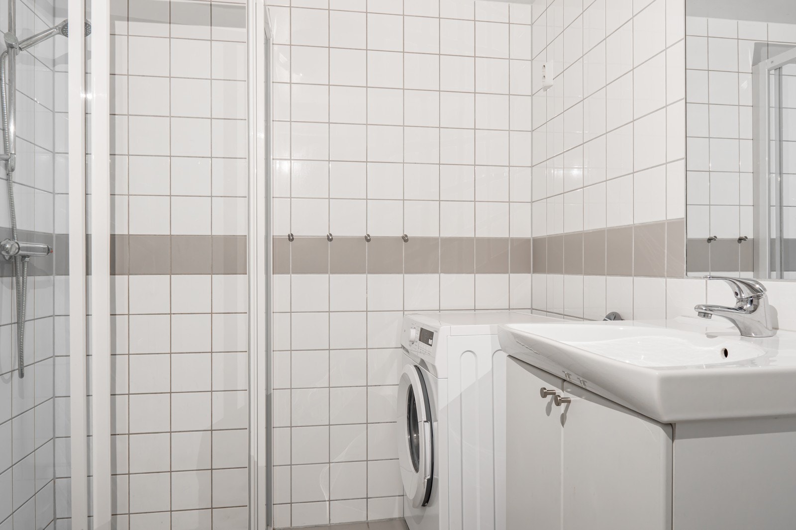 Flislagt bad med varmekabler i gulvet og plass til vaskemaskin Galleribilde