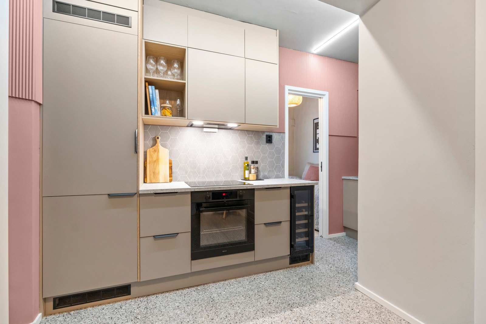 Nytt kjøkken fra System Kjøkken med hvitevarer fra Gram og ventilator fra Røroshetta ble installert våren 2024 Galleribilde