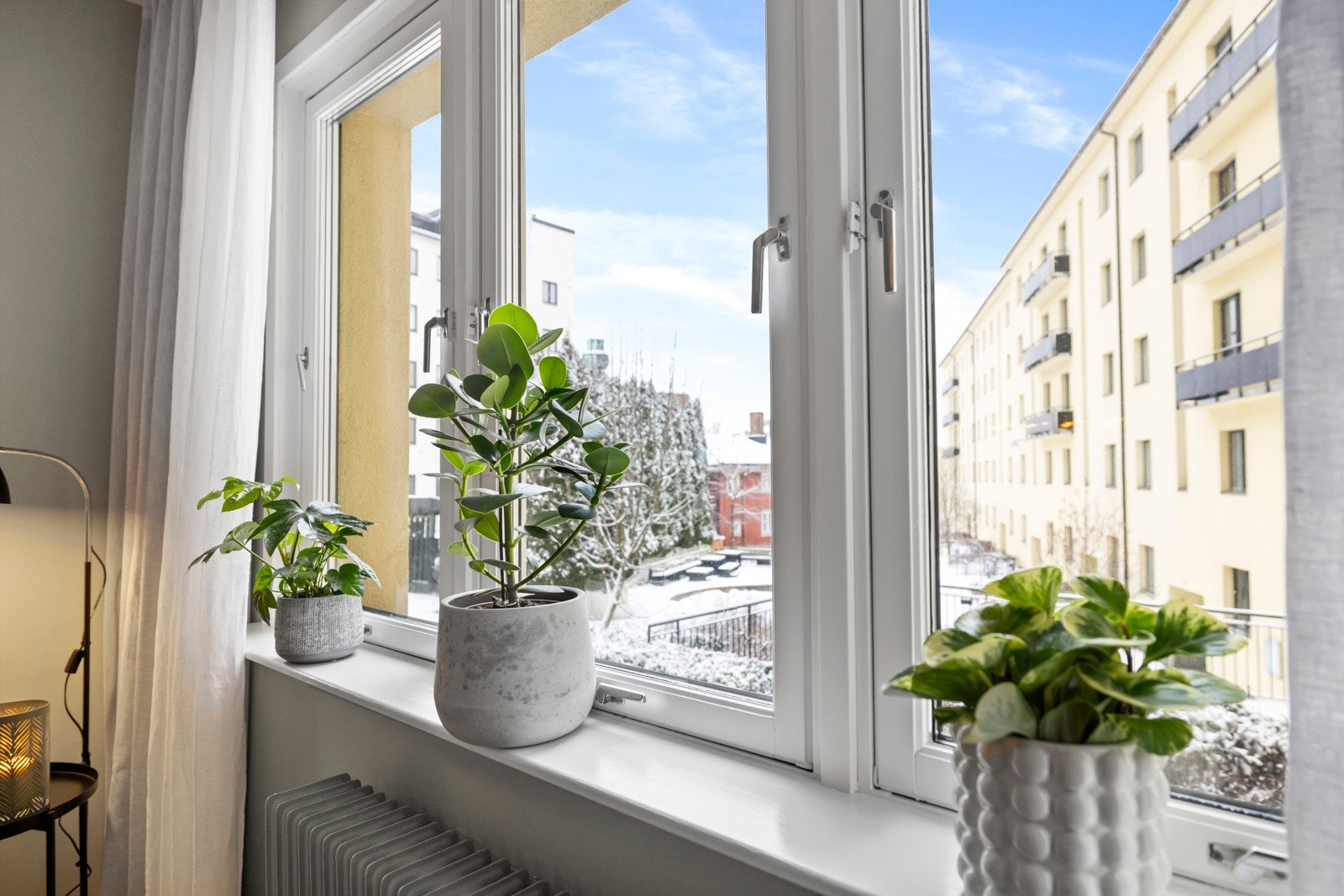 Rommet har store vindusflater som slipper inn rikelig med naturlig lys som bidrar til at rommet oppleves svært lyst og luftig Galleribilde