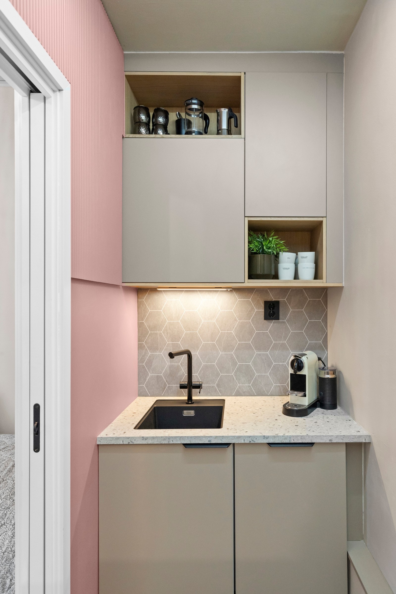 Lys laminat benkeplate med underlimt sort komposittvask og ett-greps armatur i sort Galleribilde