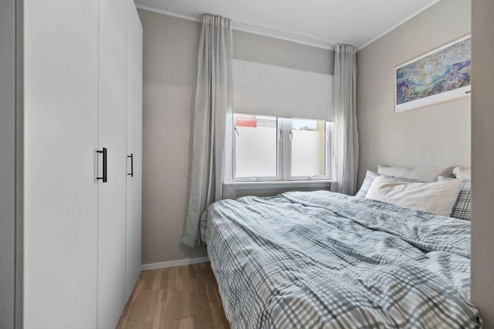 Behagelig soverom med god plass til dobbeltseng og garderobeinnredning Galleribilde