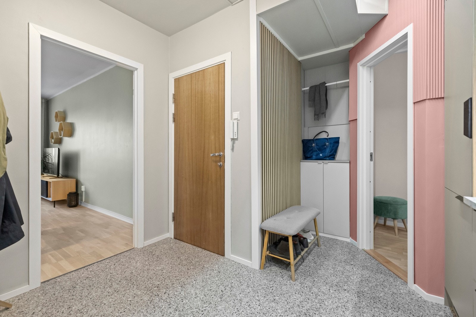 Den innbydende entreen har nymalte slette vegg- og takflater samt nyere gulv fra 2024. God plass til sko og yttertøy. Galleribilde