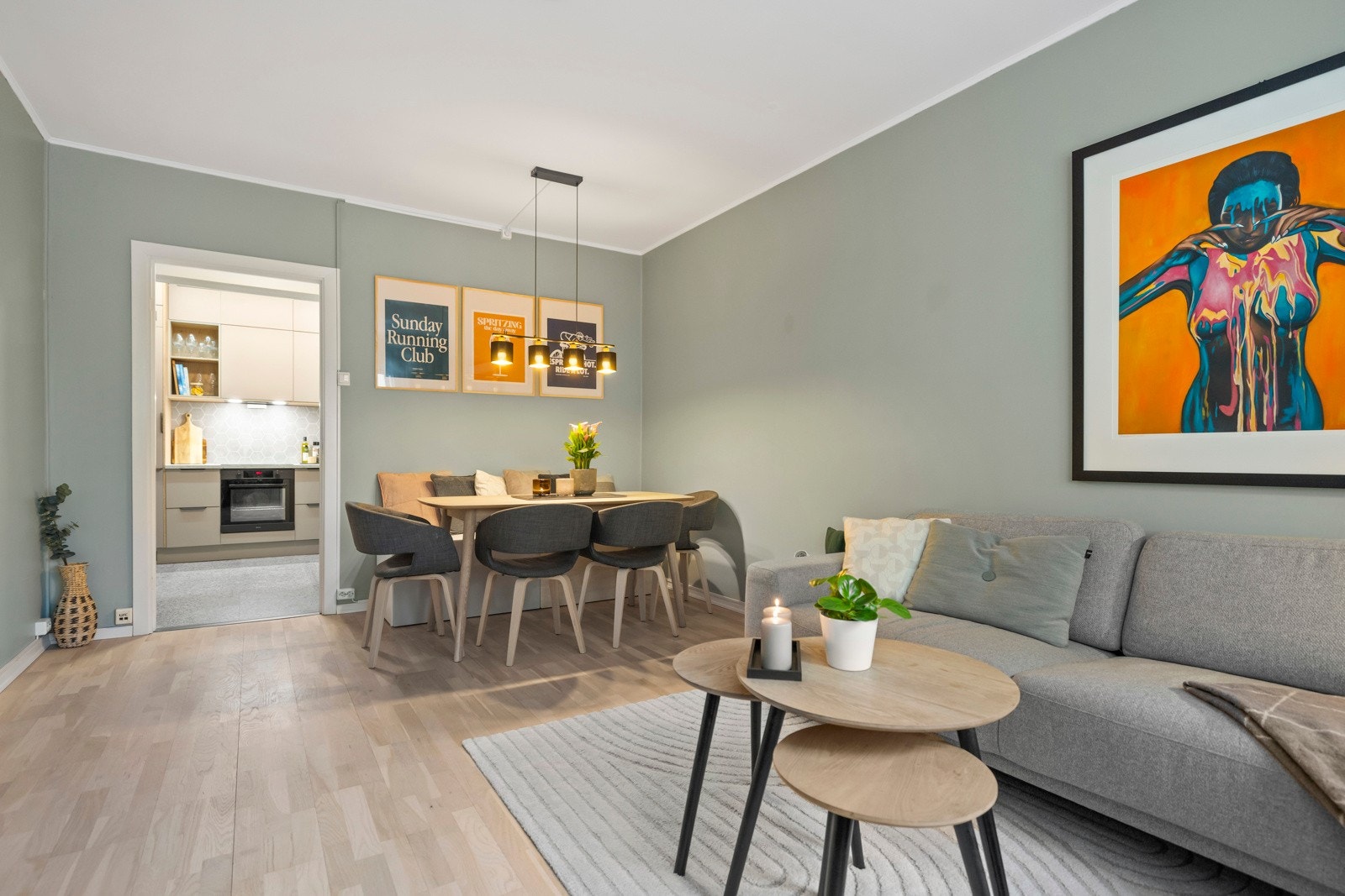 Stuen har en svært sosial plassering og er en forlengelse av kjøkkenet. Dette er et romslig og lyst rom som er enkelt å dele inn i soner med flere innredningsmuligheter. Galleribilde