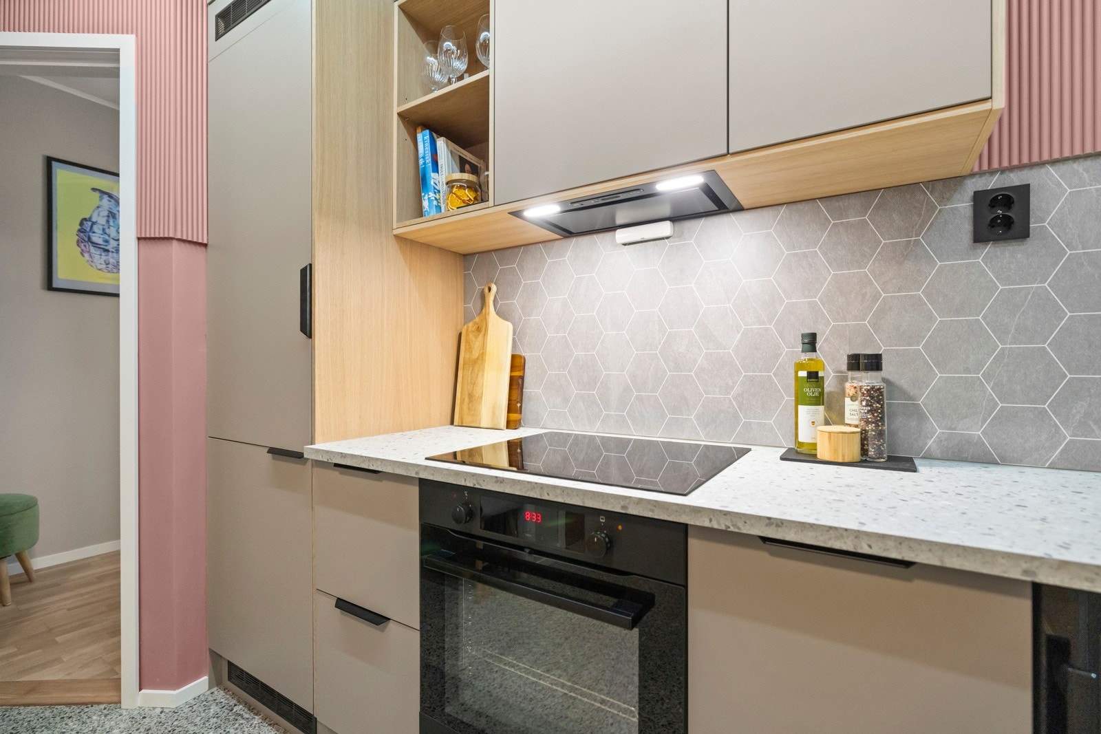 Integrerte hvitevarer fra Gram, inkludert oppvaskmaskin, kjøl/frys, vinskap, stekeovn og platetopp, samt avtrekksvifte fra Røroshetta Galleribilde