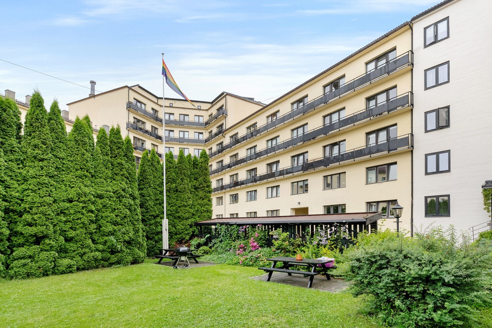 Nydelig utsyn mot felles opparbeidet gårdsrom Galleribilde