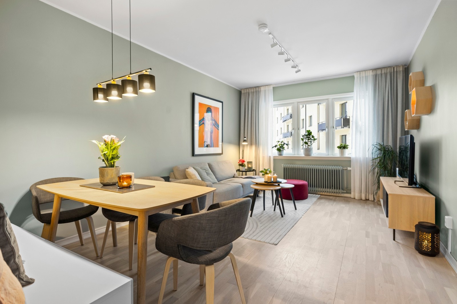 Her er det plass til både sofaløsning med tilhørende møblement og et stort spisebord Galleribilde