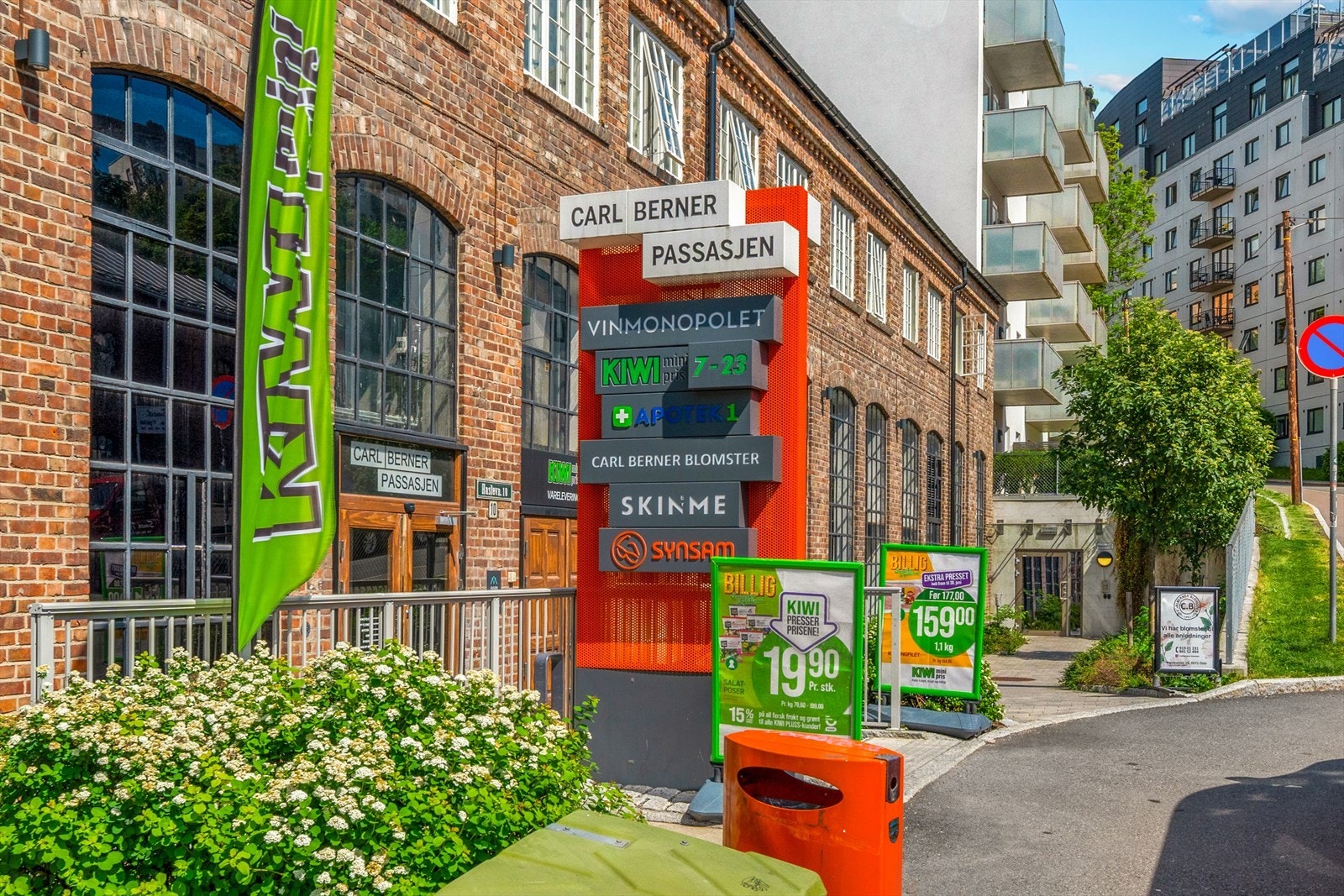 Det er et rikt og variert tilbud av butikker og servicetilbud like nede i gaten. Galleribilde