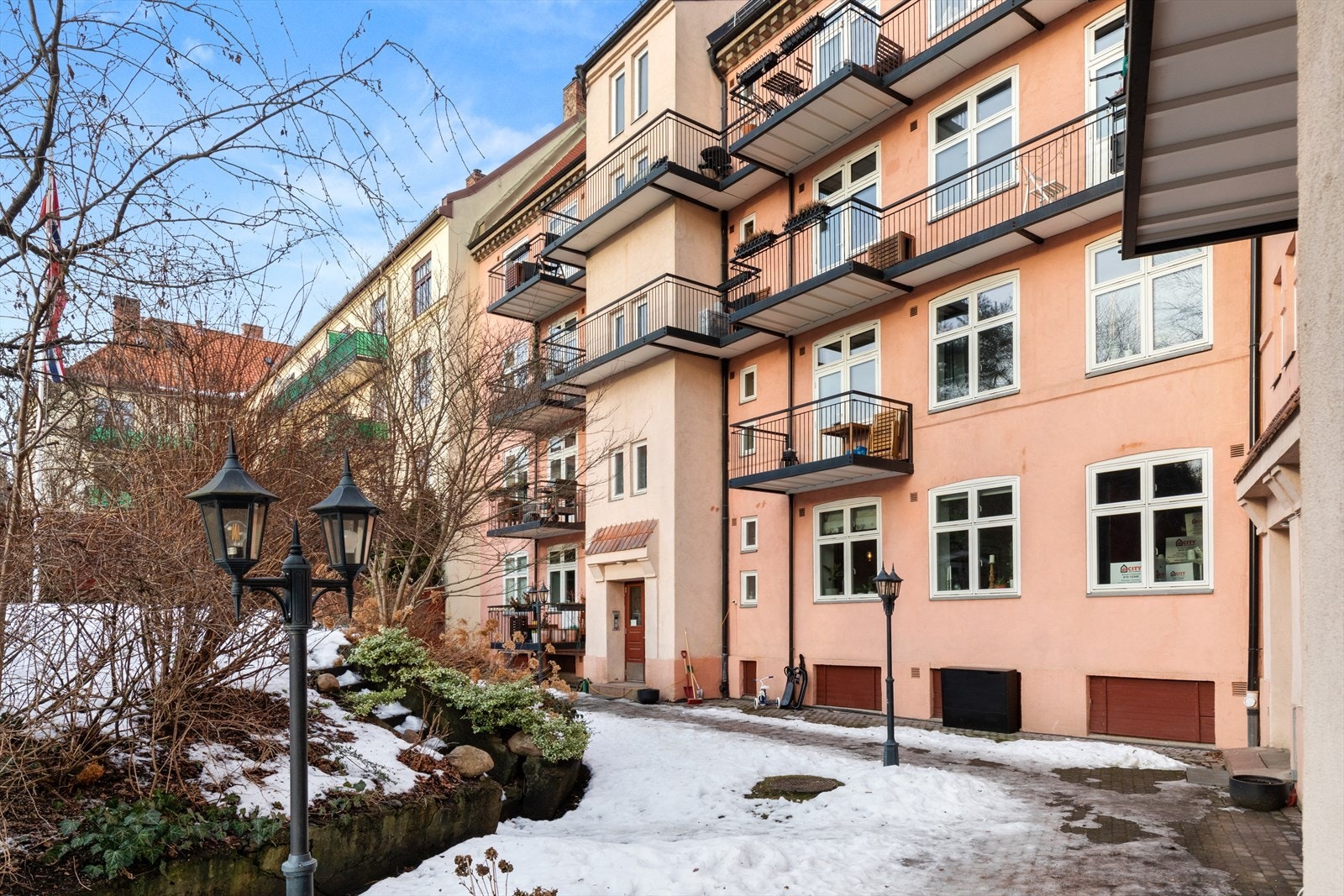 Leiligheten vender mot bakgård på en side og den mindre trafikkerte Konghellegata på motsatt side. Galleribilde