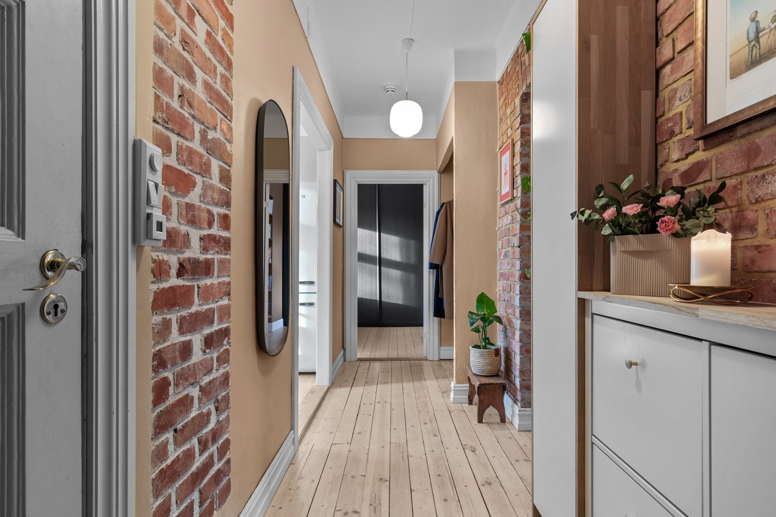 Leiligheten er gjennomgående med fint gjennomlys i gangen. Galleribilde