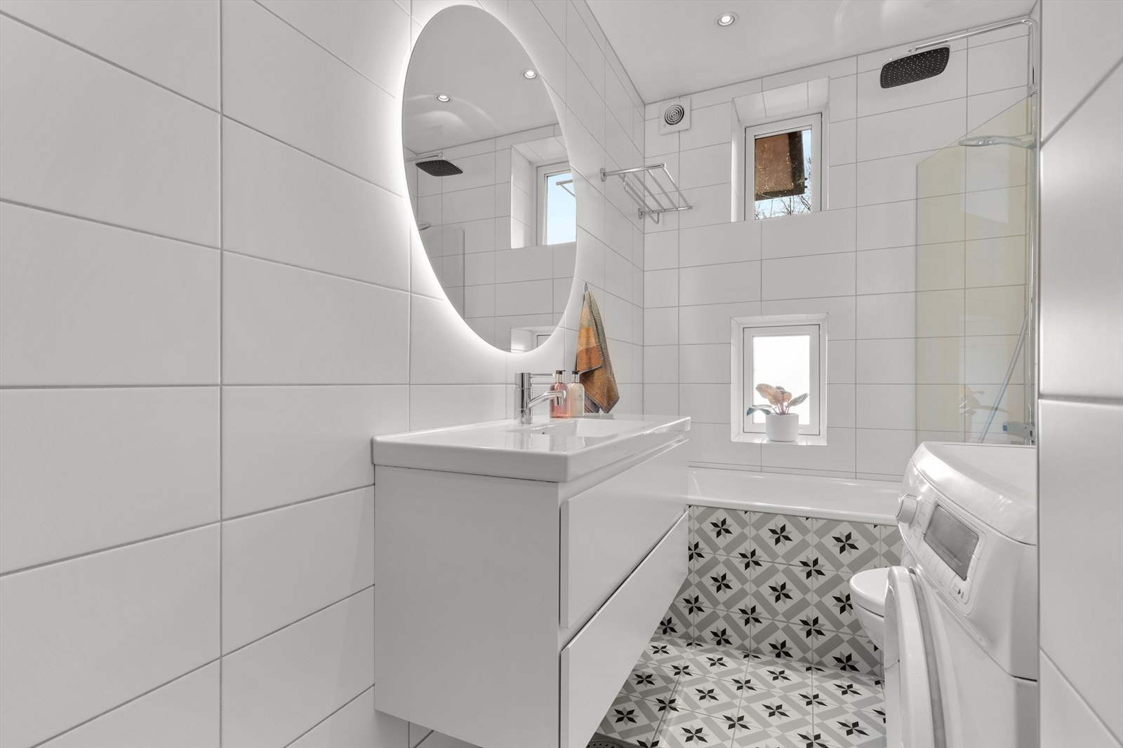 Badet har badekar og regnfallsdusj samt vinduer som både gir fint lysinnslipp og mulighet for god utlufting. Galleribilde