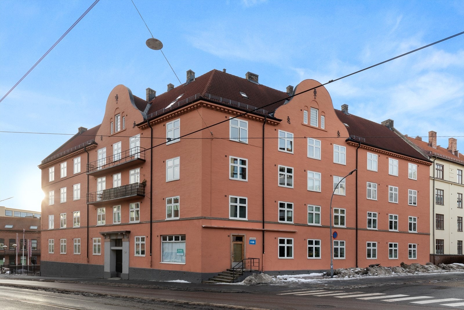 Leiligheten er vendt mot rolig bakgård på en side og den mindre trafikkerte Konghellegata på den andre, og oppleves litt tilbaketrukket. Galleribilde
