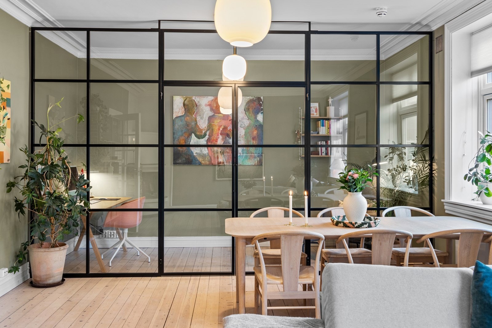 Det medfølger både kjeller og loftsbod på tilsammen ca 10 m2 og i tillegg er det en fellesbod i kjeller. Galleribilde