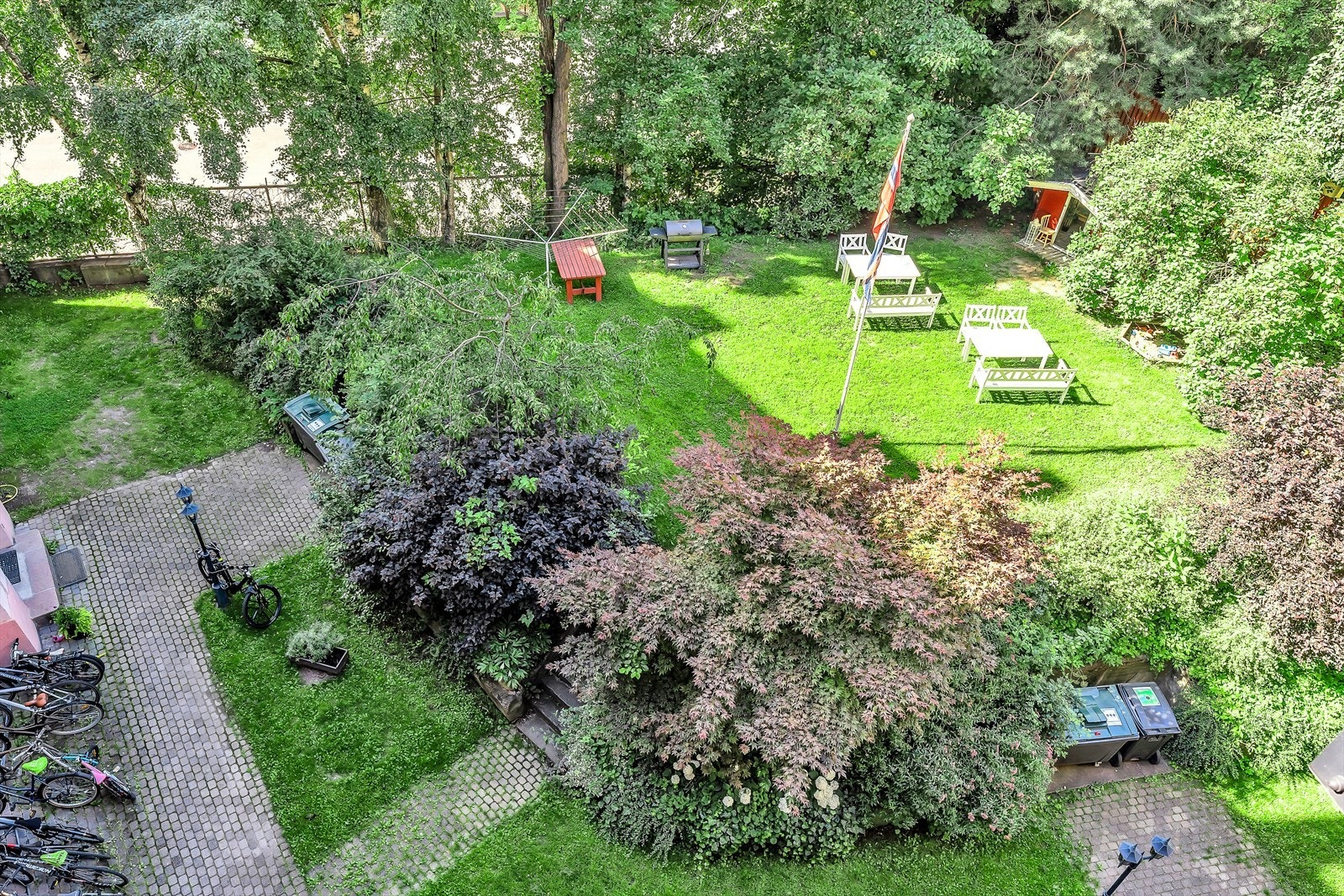 Borettslaget har en idyllisk hage med flere nivåer som i sin tid ble anlagt av en gartnerskole slik at knoppskyting i vekslende farger skal foregå gjennom hele sommerhalvåret. (Arkivbilde fra2020). Galleribilde