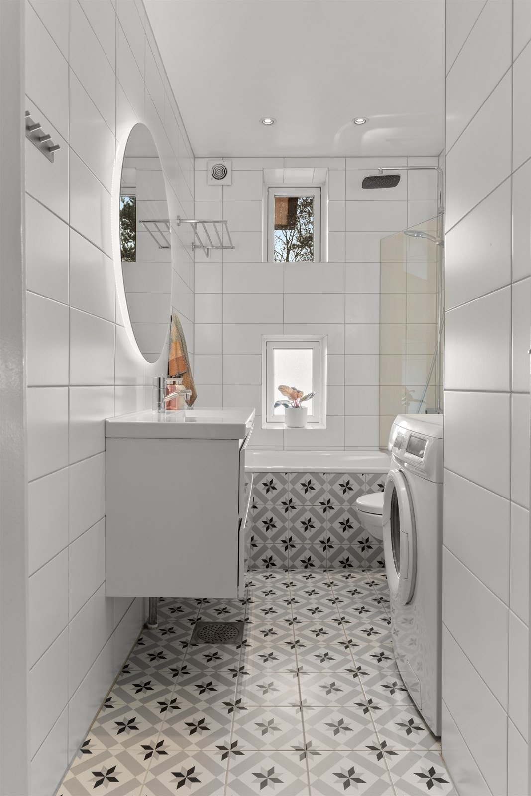Badet ble pusset i 2018 i regi av borettslaget med fliser i et klassisk mønster som kler leiligheten godt. Galleribilde