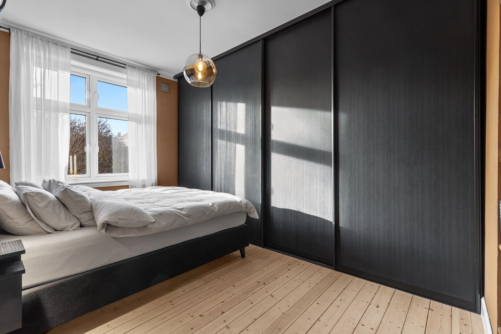 Stor skyvedørsgarderobe fra 2018. Galleribilde