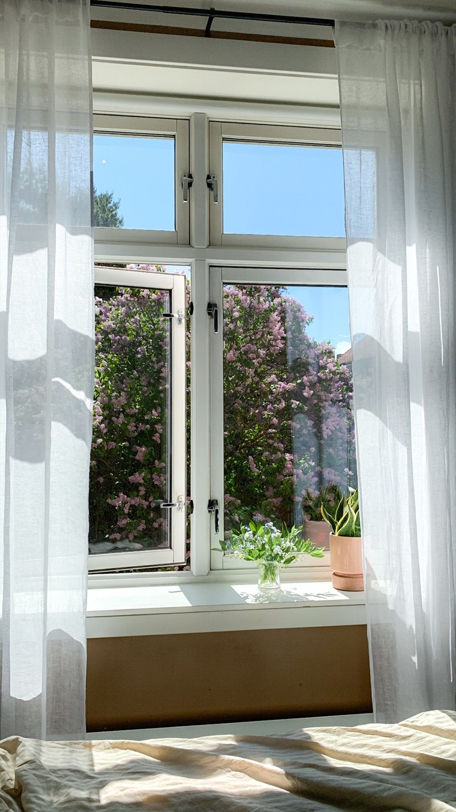 Soverommet har vindu mot hagen og kun fredelige omgivelser uten innsyn utenfor. (sommerbilde). Galleribilde