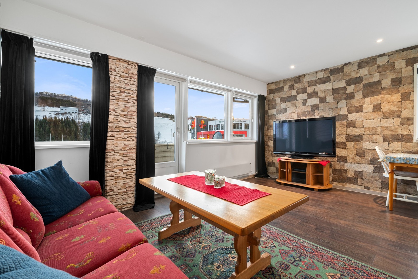 Her presenteres en romslig 3- roms leilighet med sentral beliggenhet i Soknedal sentrum. Galleribilde