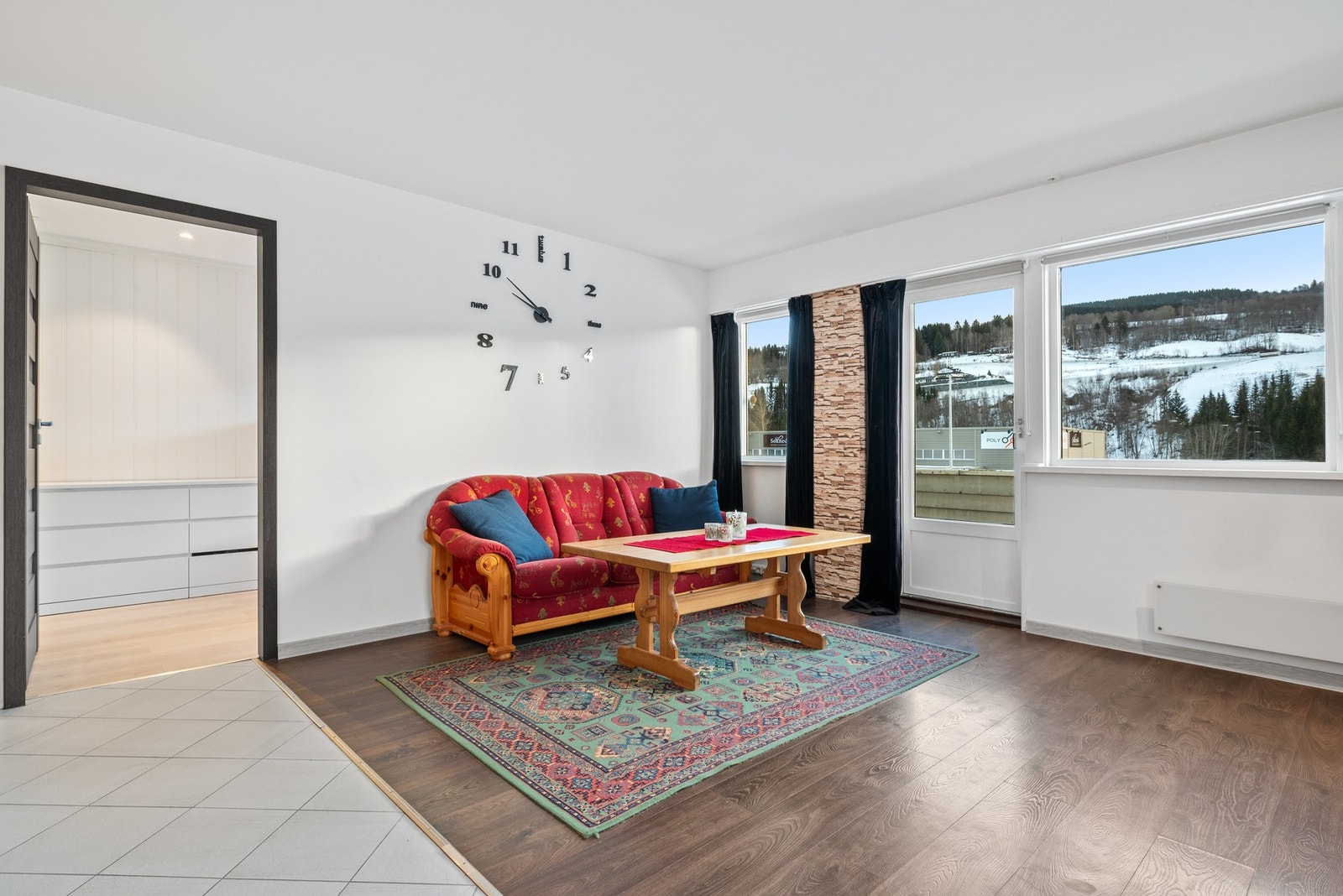 Fra stuen er det utgang til balkong. Galleribilde