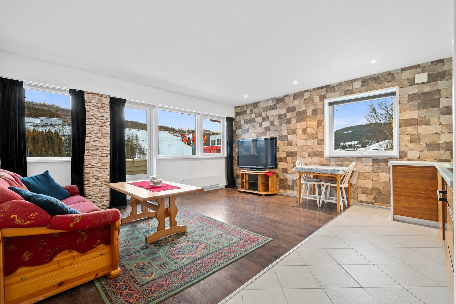 Leiligheten er på 64m² og ligger i byggets 2. etasje. Galleribilde