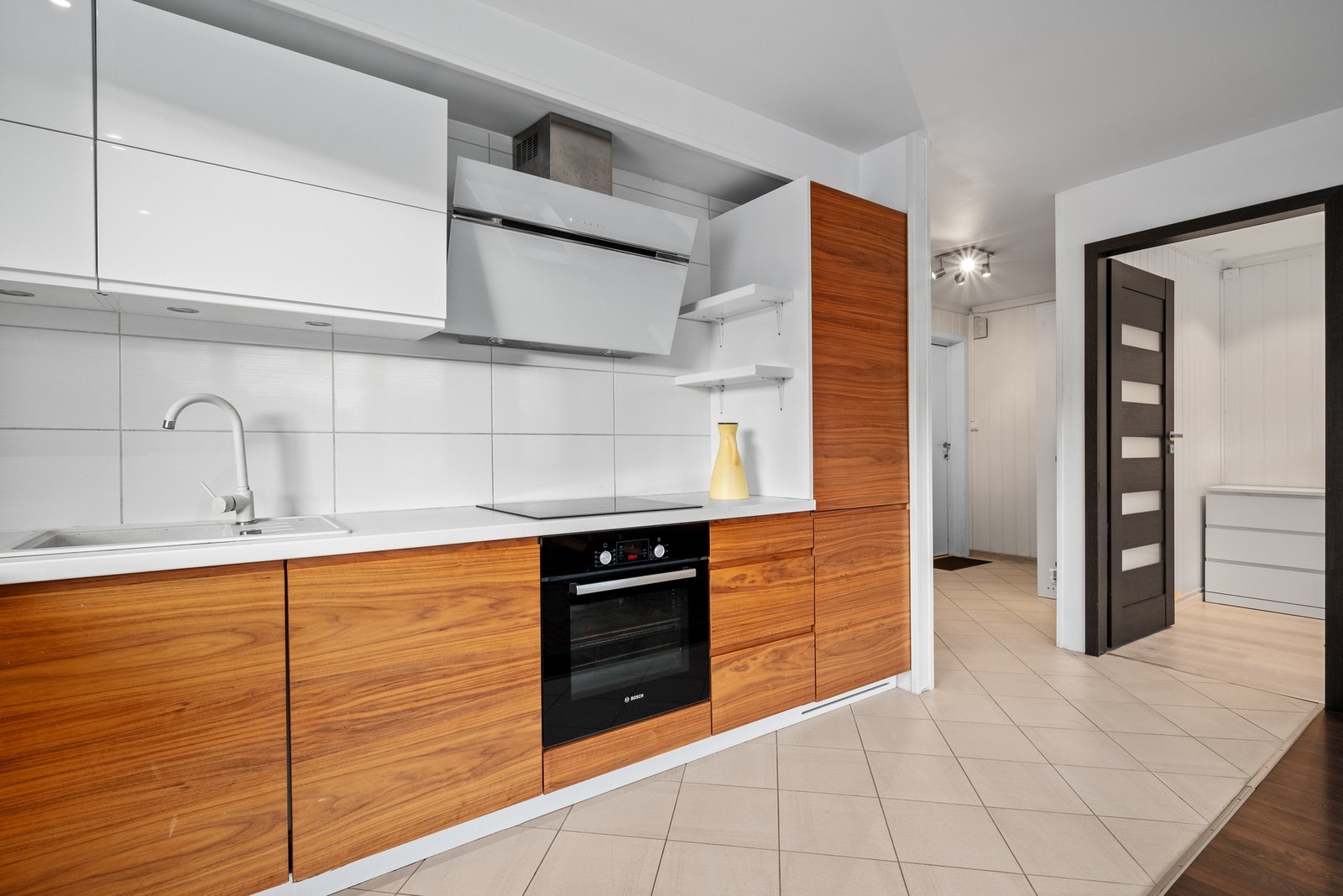 Kjøkkenet har godt med skapplass. Galleribilde