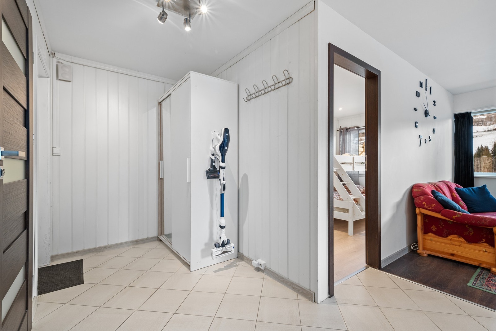 Romslig inngangsparti med god plass til garderobeskap. Galleribilde