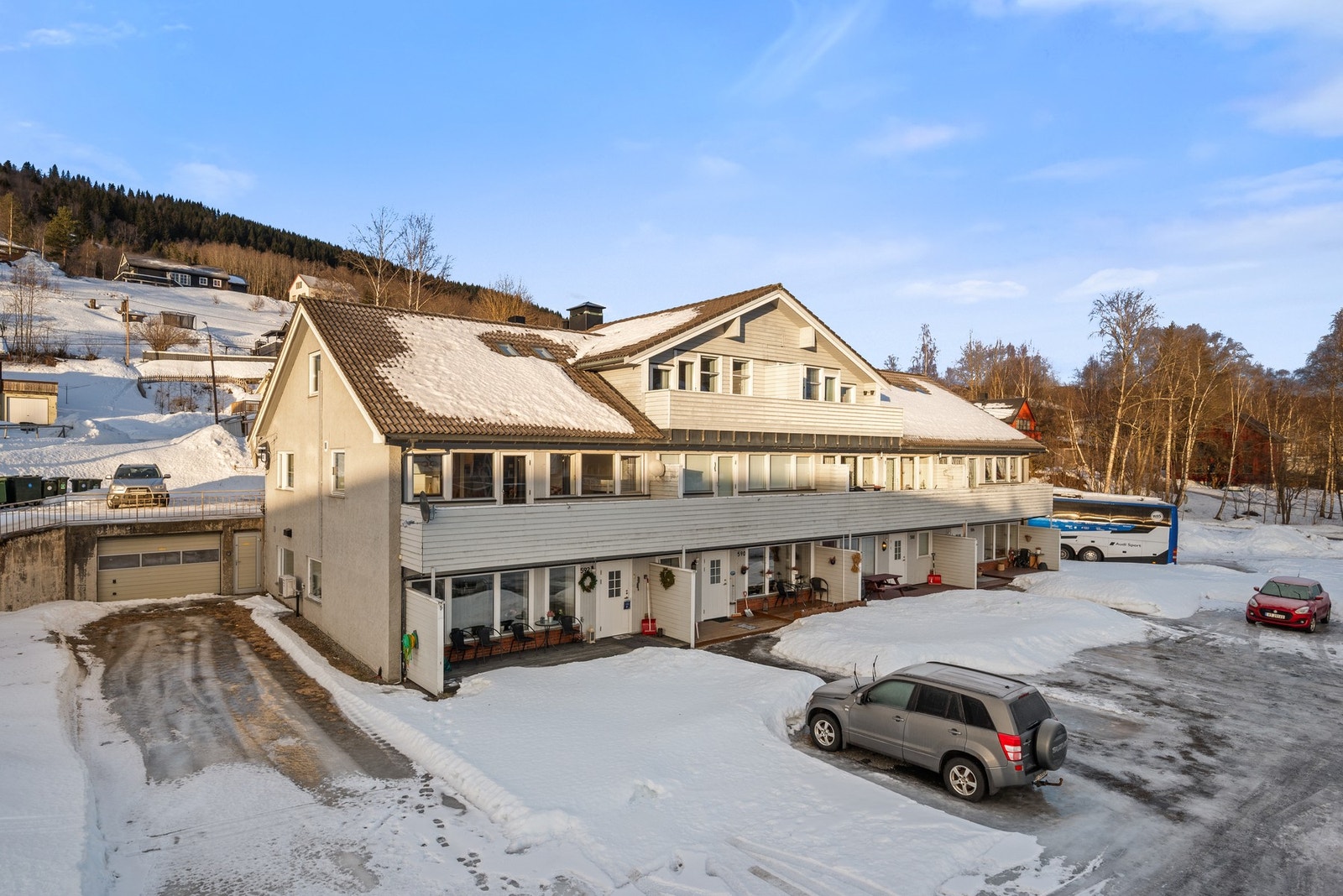 Parkering på felles utvendig biloppstillingsplass. Galleribilde