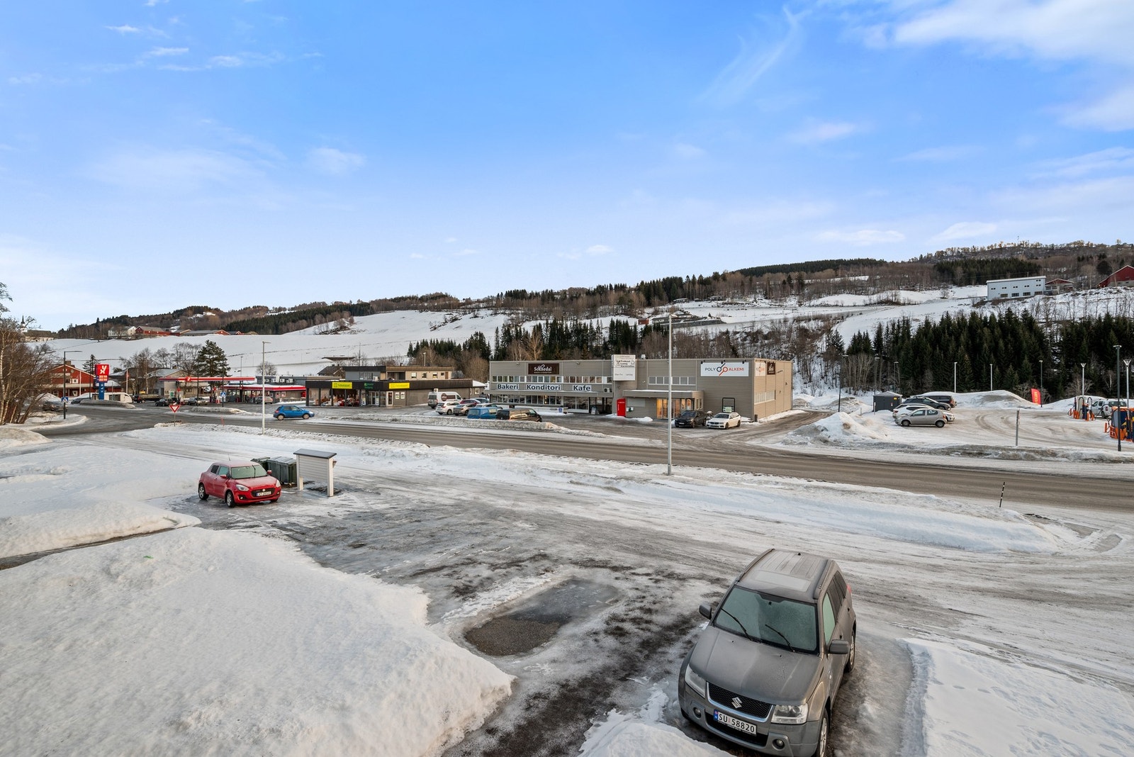 Boligen ligger i Soknedal sentrum med kort vei til dagligvarehandel, bensinstasjon, bakeri og restaurant. Galleribilde