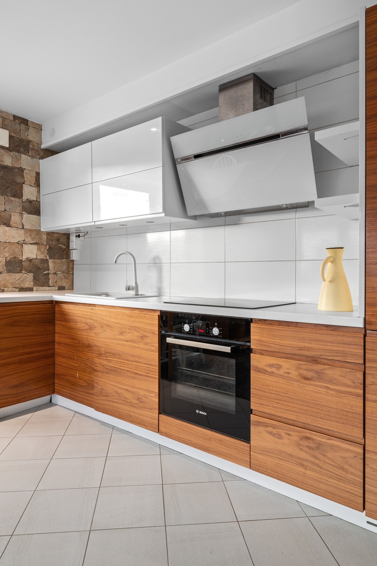 Det er integrert kjøl/fryseskap, stekeovn og platetopp. Galleribilde