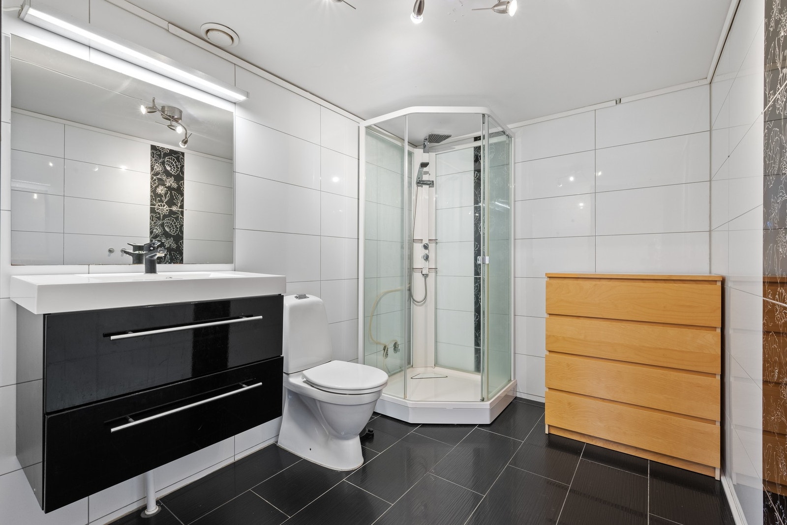 Pent bad med flis på gulv og flis på vegger. Galleribilde