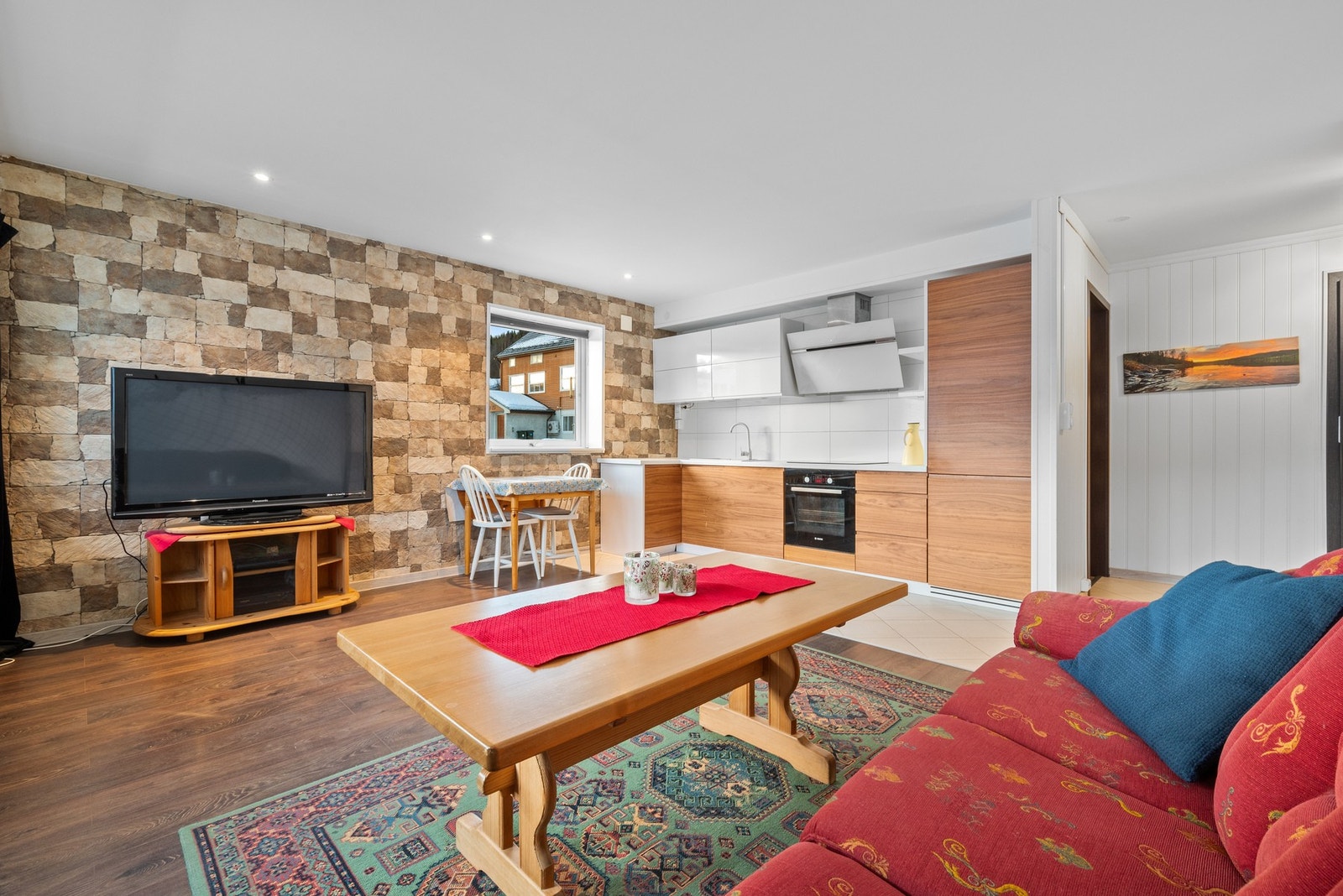 Det er åpen stue/kjøkken løsning på totalt 21m². Galleribilde