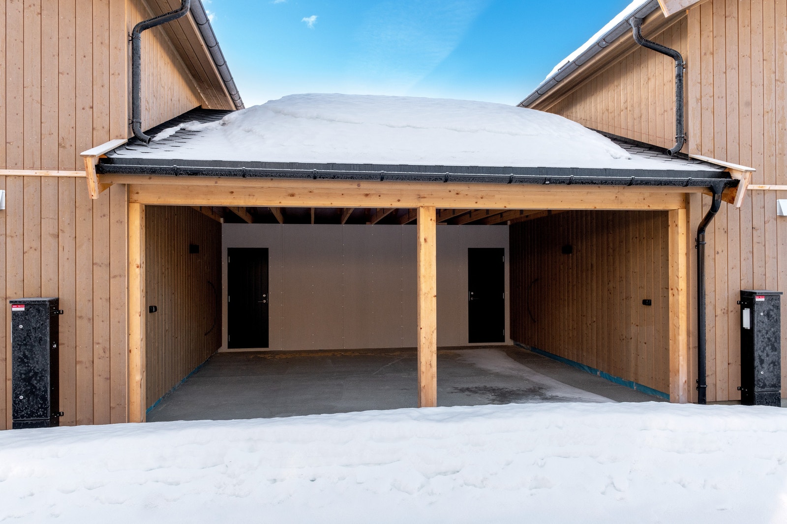 Dobbel carport der hyttene har 1 carport og 1 utebod hver Galleribilde