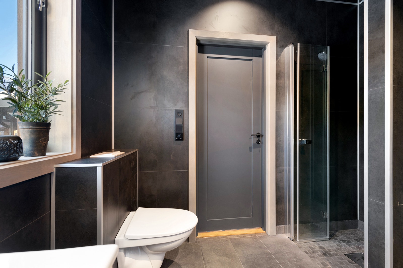 I tilknytning til stua finner man 1 av 2 bad Galleribilde