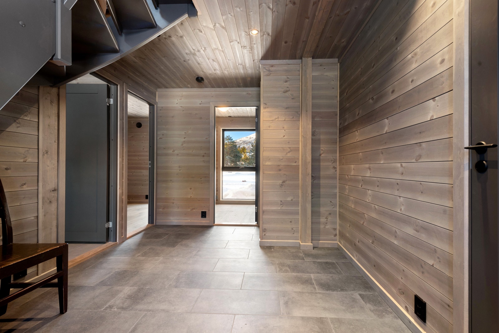 I første etasje kommer man inn i et meget romslig vindfang. Her er det flislagt med varmekabler Galleribilde