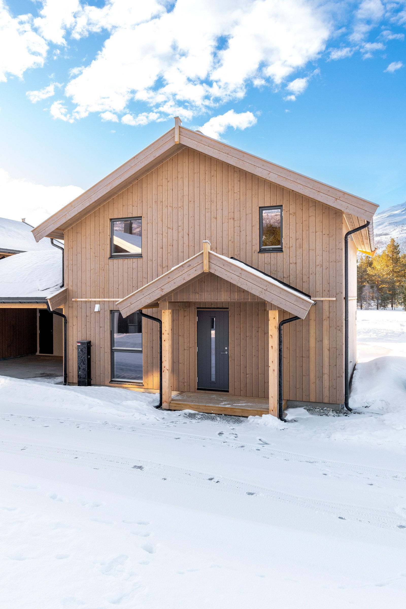 Praktisk overbygg over inngangsdøra Galleribilde