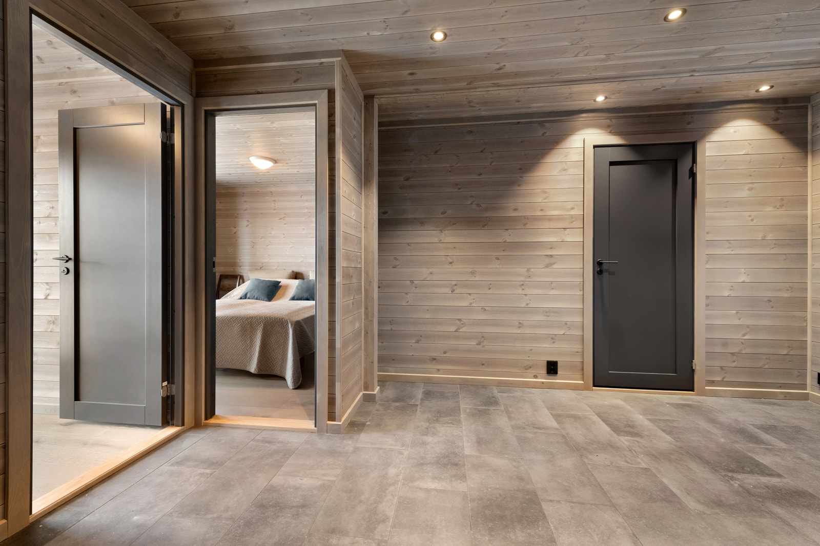 I første etasje kommer man inn i et meget romslig vindfang. Her er det flislagt med varmekabler Galleribilde