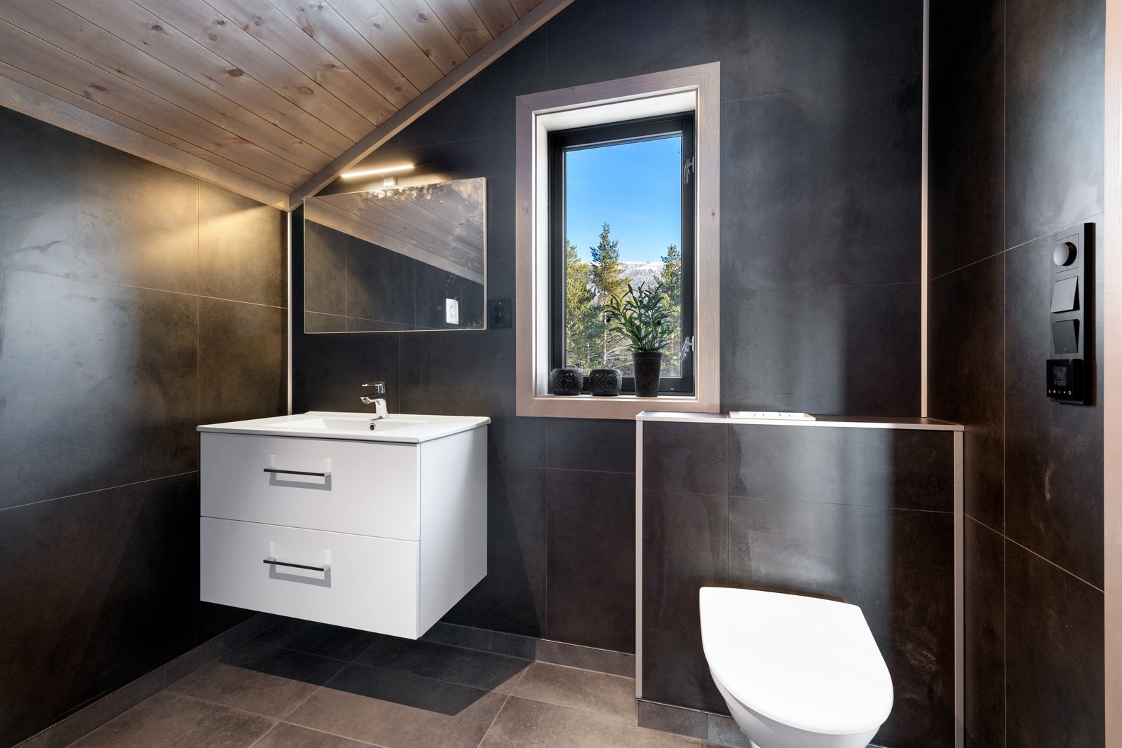 I tilknytning til stua finner man 1 av 2 bad Galleribilde