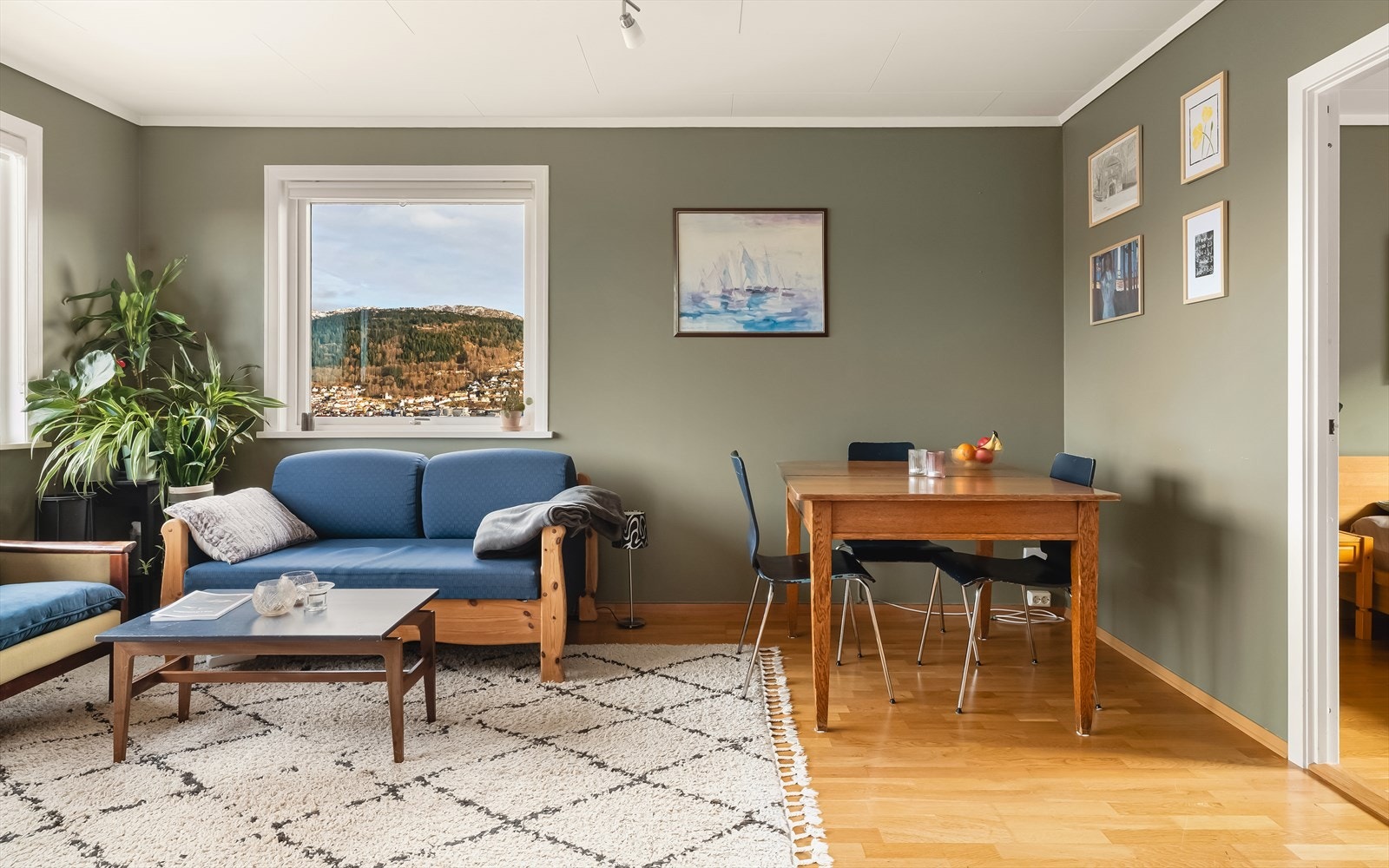 Leilighetens stue har en nydelig utsikt og godt med naturlig lysinnslipp. Videre er det plass til spisegruppe, sofaguppe og TV eller annet ønskelig møblement. Galleribilde