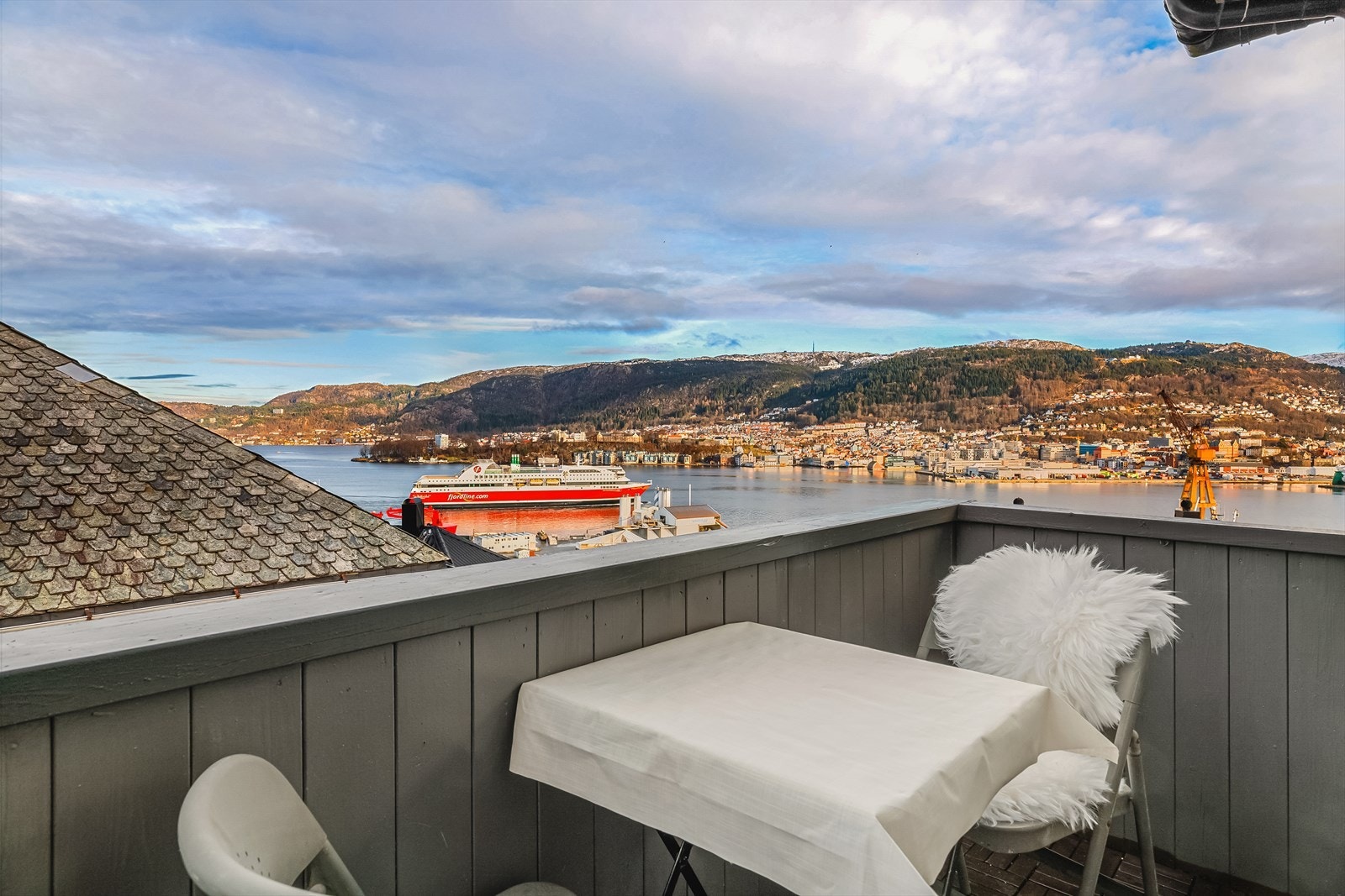 Utgang til egen balkong hvor man har en nydelig utsikt over blant annet Fløyen, Nordnes og deler av Byfjorden. Galleribilde