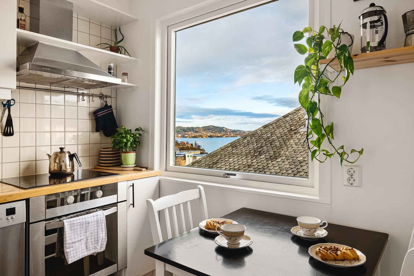 Fra kjøkkenvinduet har man også utsikt mot byfjorden. Galleribilde