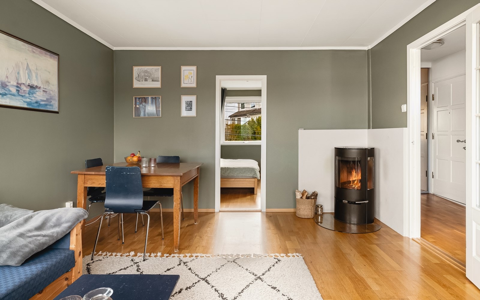 I stuen har man peisovn som varmer godt på kalde dager. Galleribilde