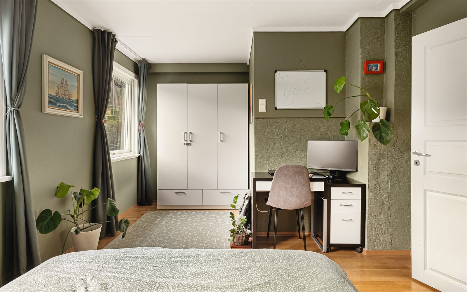 Det er videre god plass til garderobeskap langs vegg med oppbevaringsplass til bekledning og diverse. Fra vinduene på soverommet er det rikelig med naturlig lysinnslipp. Galleribilde