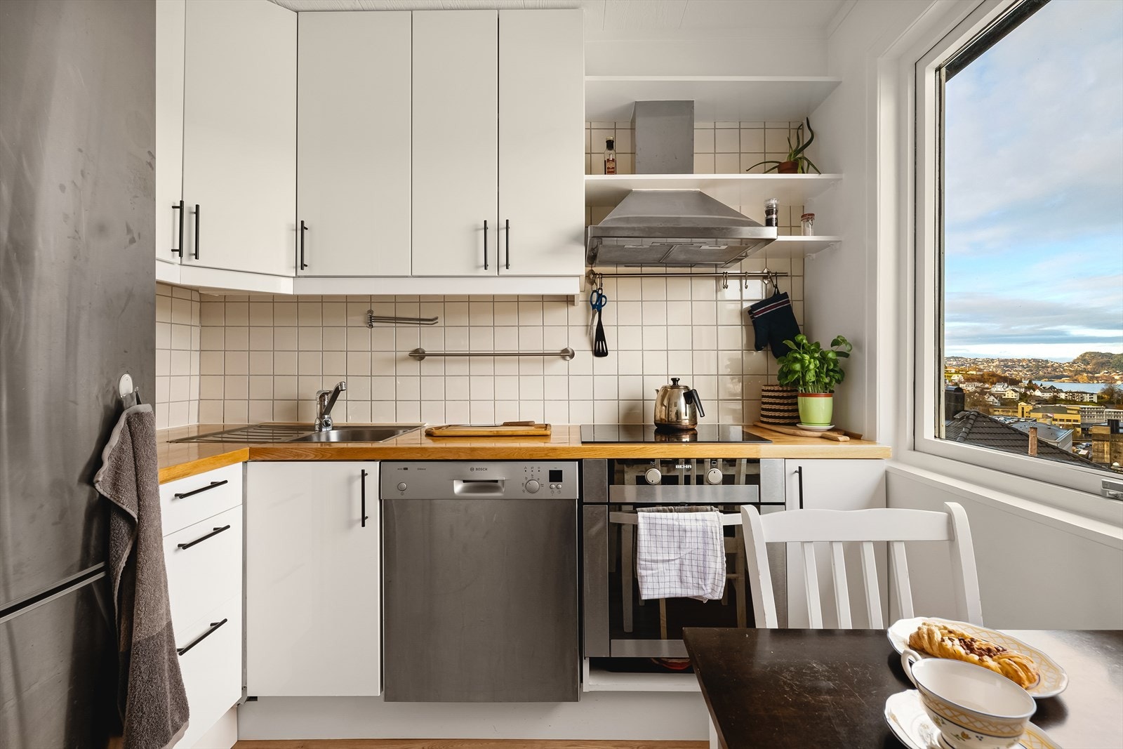 Kjøkkenet er praktisk avdelt fra stue med plass til en liten sittegruppe. På kjøkken er det stekeovn med platetopp, oppvaskmaskin og kjøleskap. Det er rikelig med oppbevaringsplass i over og underskap. Galleribilde