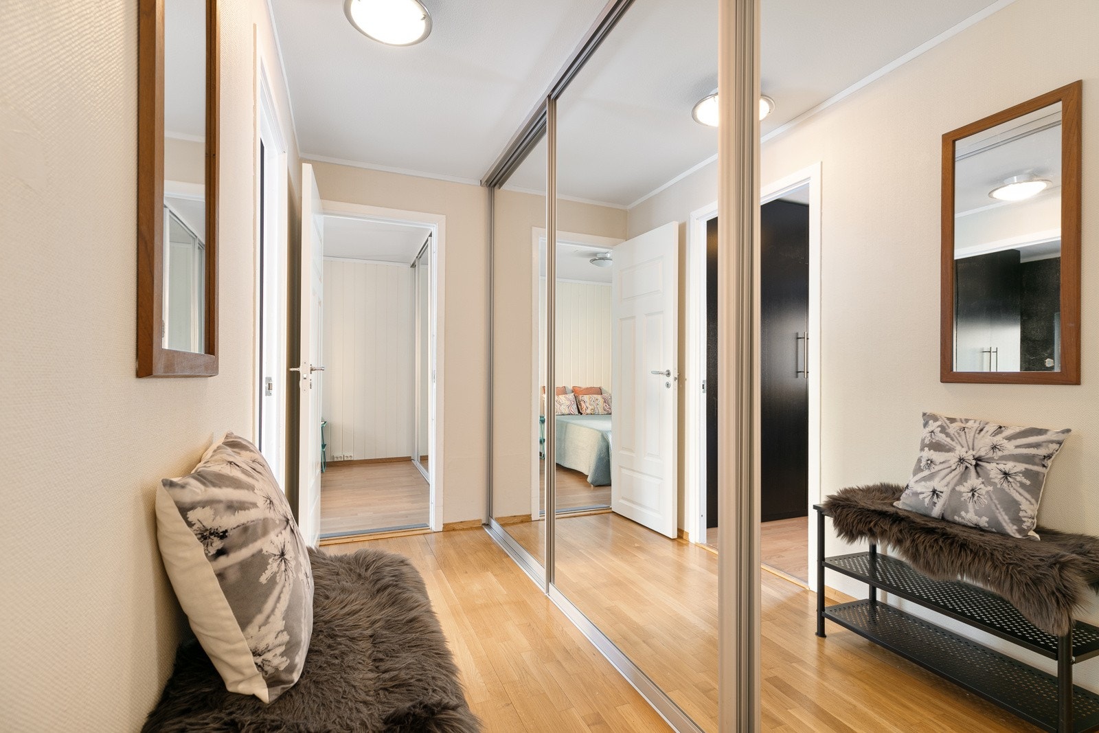 Gang med skyvedørsgarderobe Galleribilde