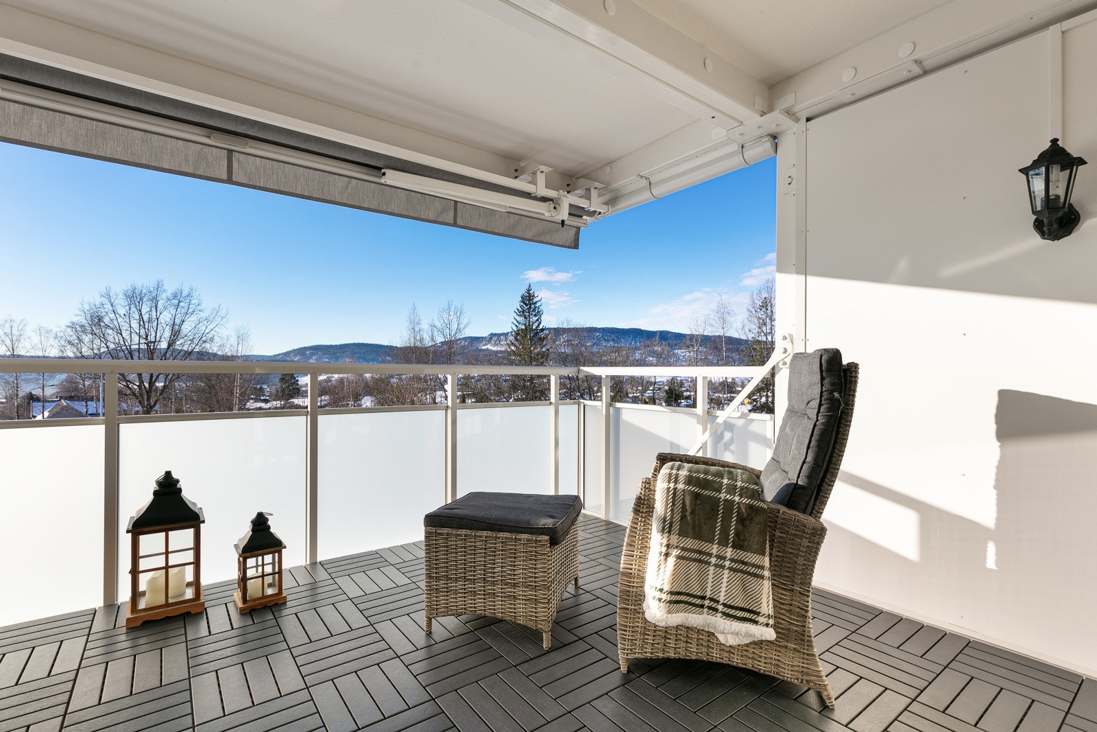 På balkongen kan man byde sen kveldssol Galleribilde